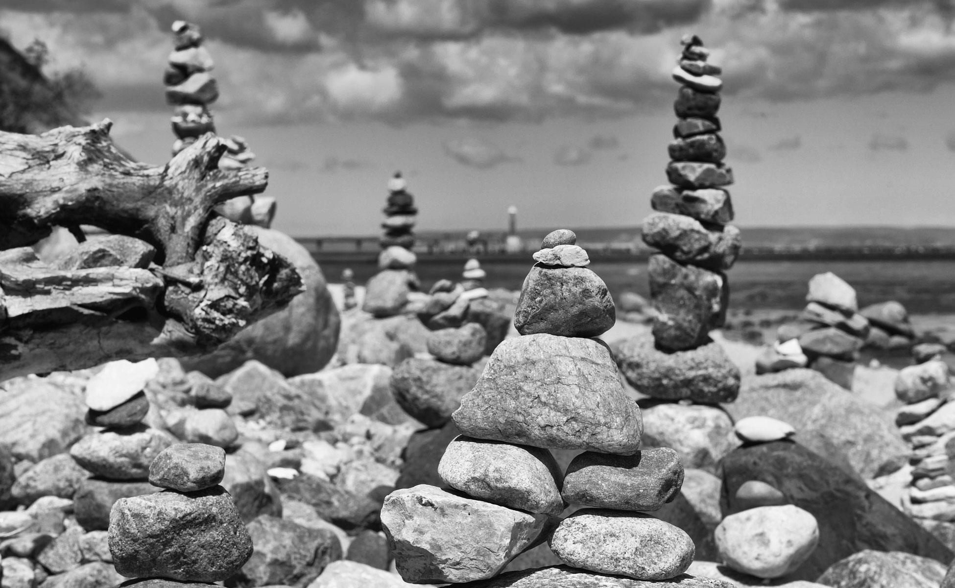 Thomas Kastner - Fotograf - MOR-X gestapelte Steine am Ostseestrand auf Ruegen